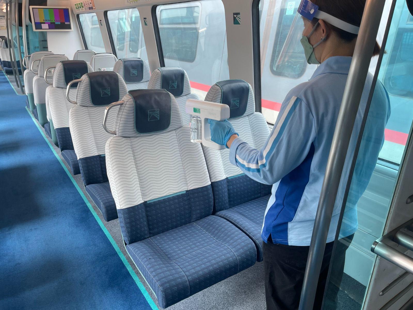 港鐵清潔人員在機場快綫列車的高溫清潔及防蟲工作。