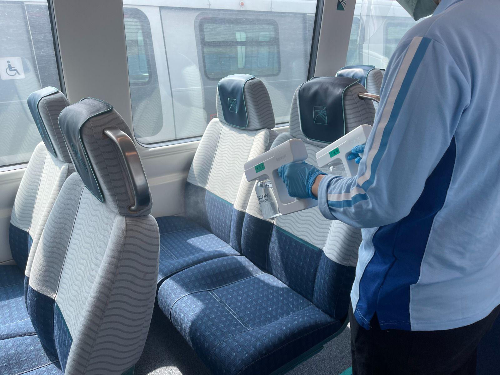 港鐵清潔人員在機場快綫列車的高溫清潔及防蟲工作。