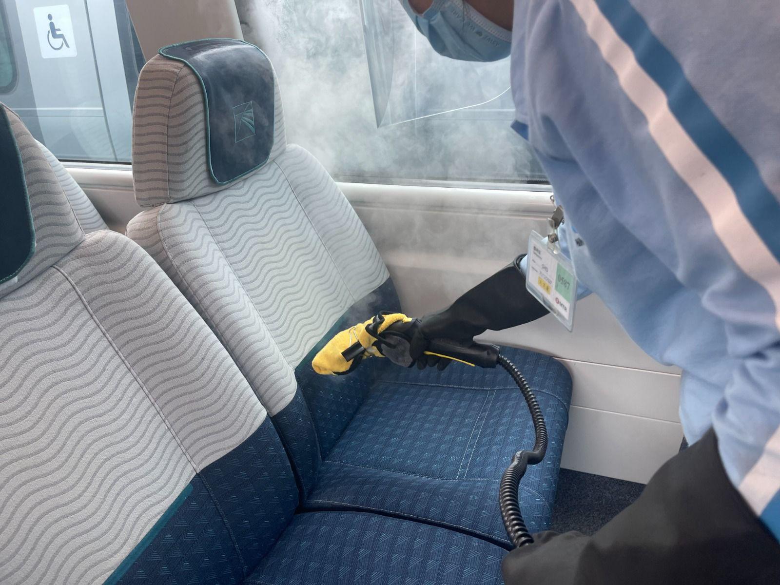 港鐵清潔人員在機場快綫列車的高溫清潔及防蟲工作。