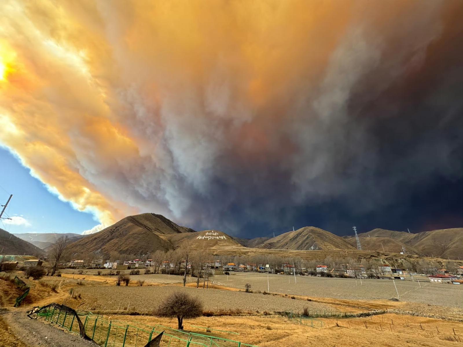 四川雅江山火|三個火場,火線分別長約3公里至20公里。(新華社)