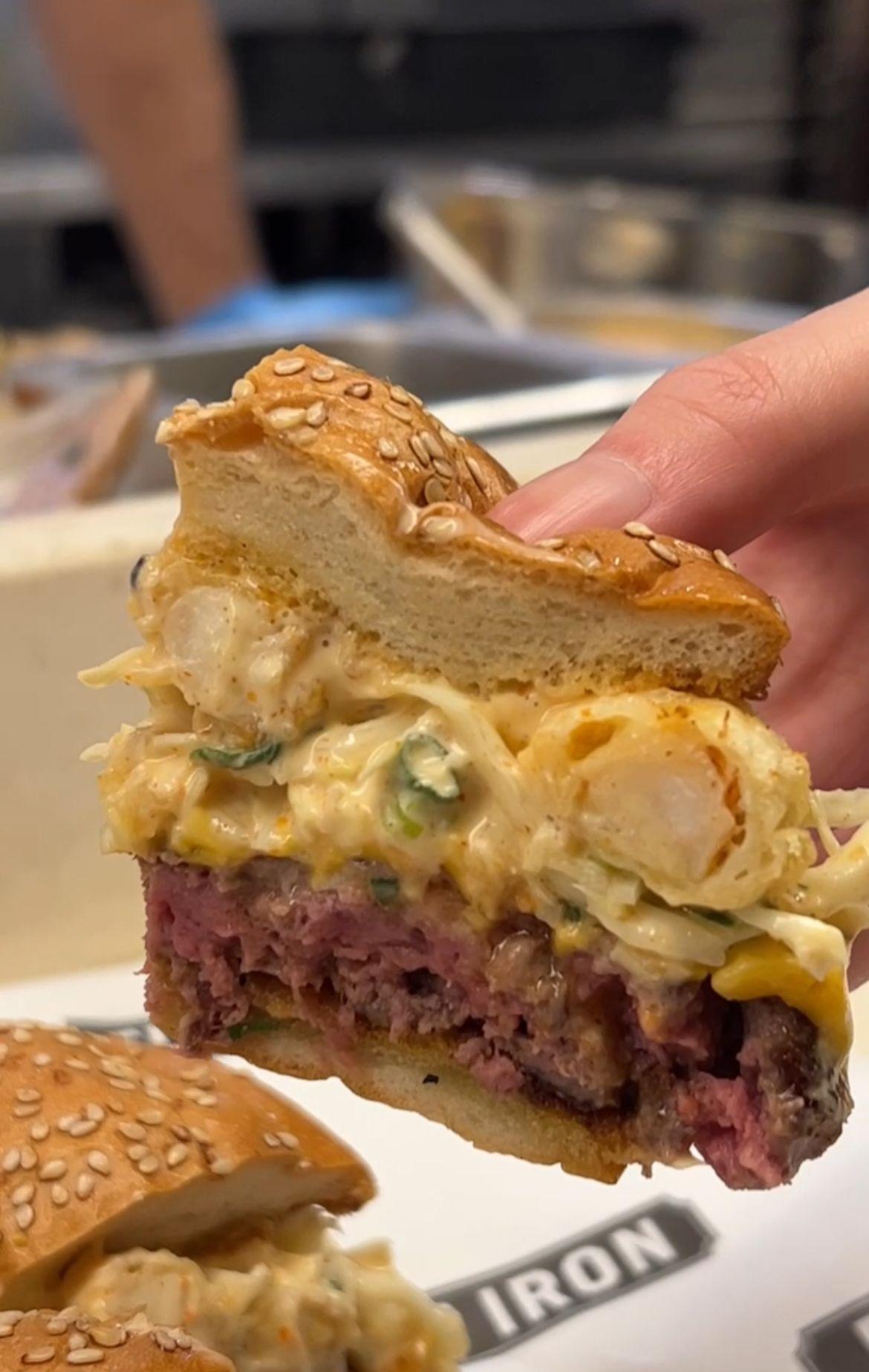 和牛愛好者可選擇 新宿海陸雙拼(港幣$298),配以和牛肉餡、 天婦羅龍蝦、味噌燒烤醬、七味香蒜醬和椰菜絲,體驗終極奢華的享受。