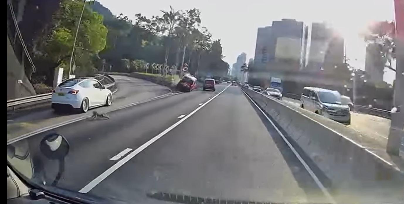 右線的士為了閃避,向左切線後繼續前駛;惟原在並排行駛、左線之的士亦因此向左扭馱