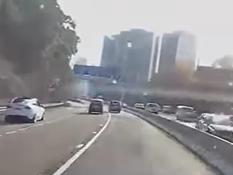 兩輛涉事的士原在並排行駛