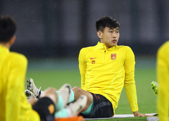 效力中超上海申花的港產國腳中場戴偉浚就名落孫山,是他自前年1月入選國足以來,首次落選決選名單。(網上圖片)