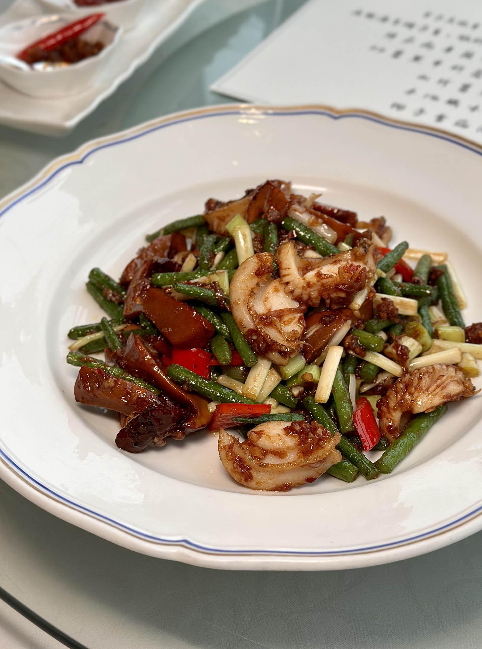 XO醬黑牛肝菌炒澳洲翡翠鮑角