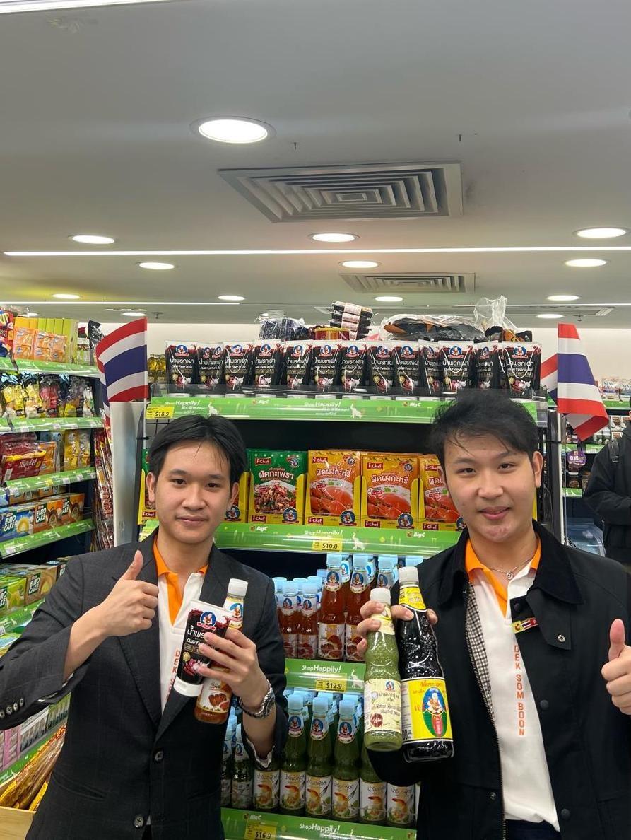 Yan Wal Yun Company Limited助理執行經理Mr. Vasupon Tangsombatvisit (右)、Mr. Suphawit Tangsombatvisit (左)