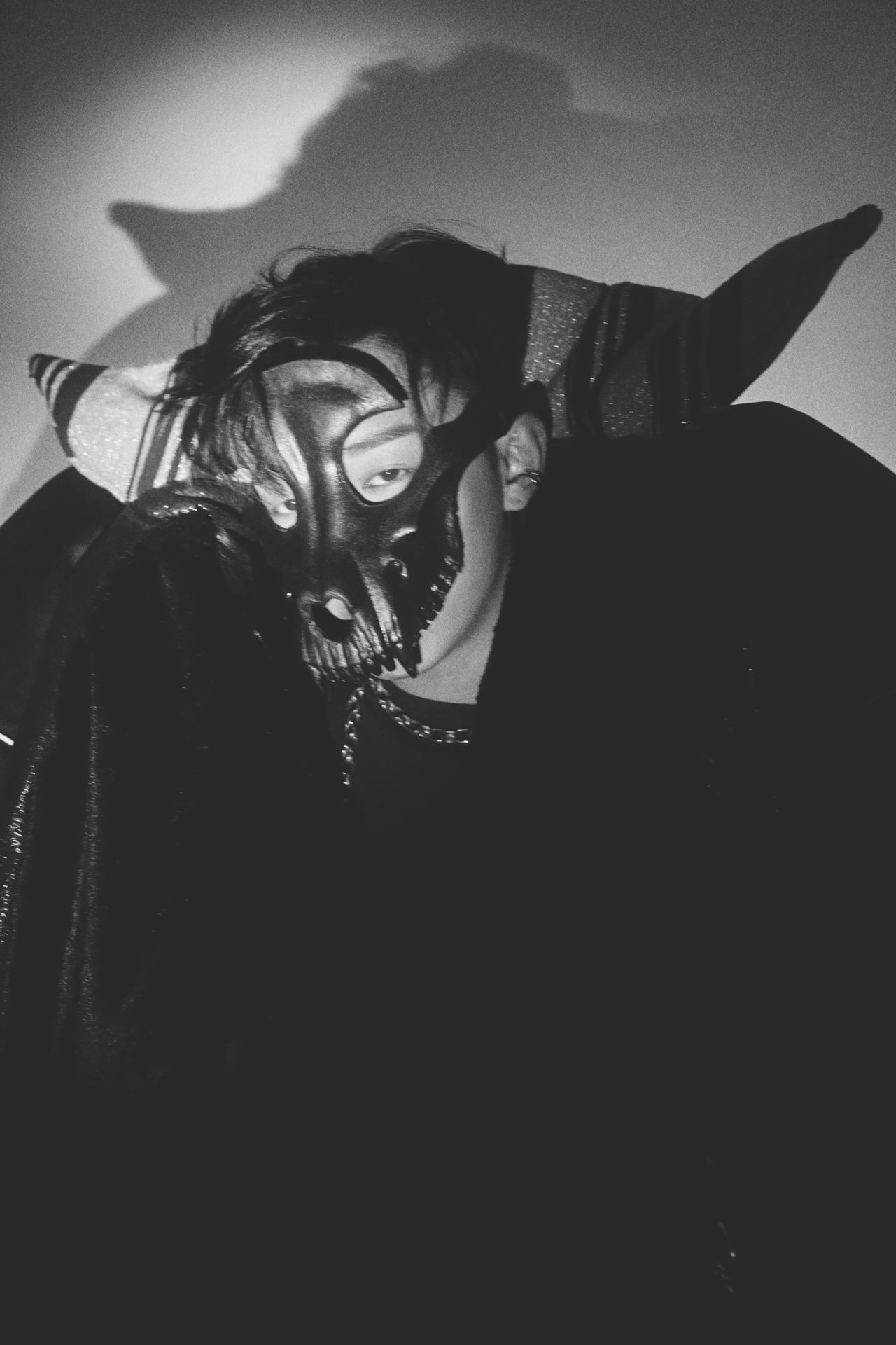 MC張天賦新碟《TREBLE》走暗黑風格,找來設計師按其面型設計專屬面具。