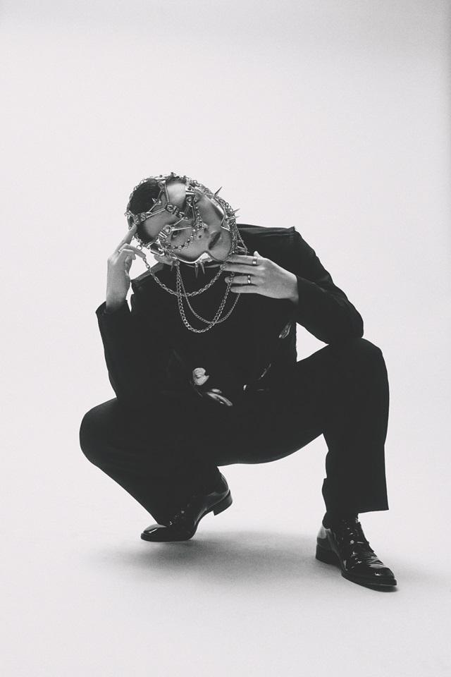 MC張天賦新碟《TREBLE》走暗黑風格,找來設計師按其面型設計專屬面具。