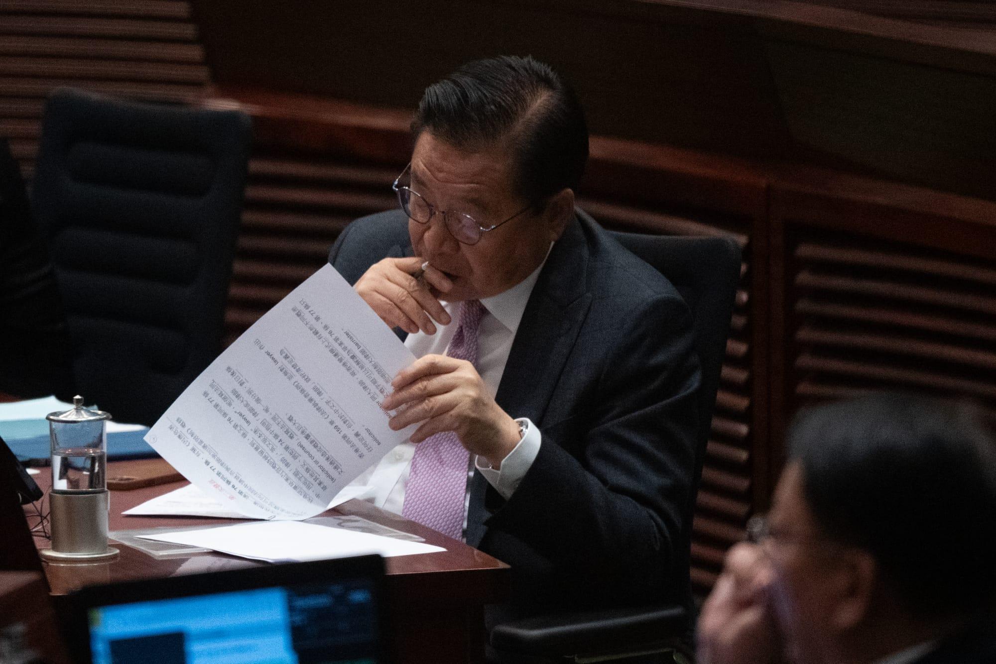 23條立法|經民聯的林健鋒亦戴紫色領呔。(林靄怡攝)