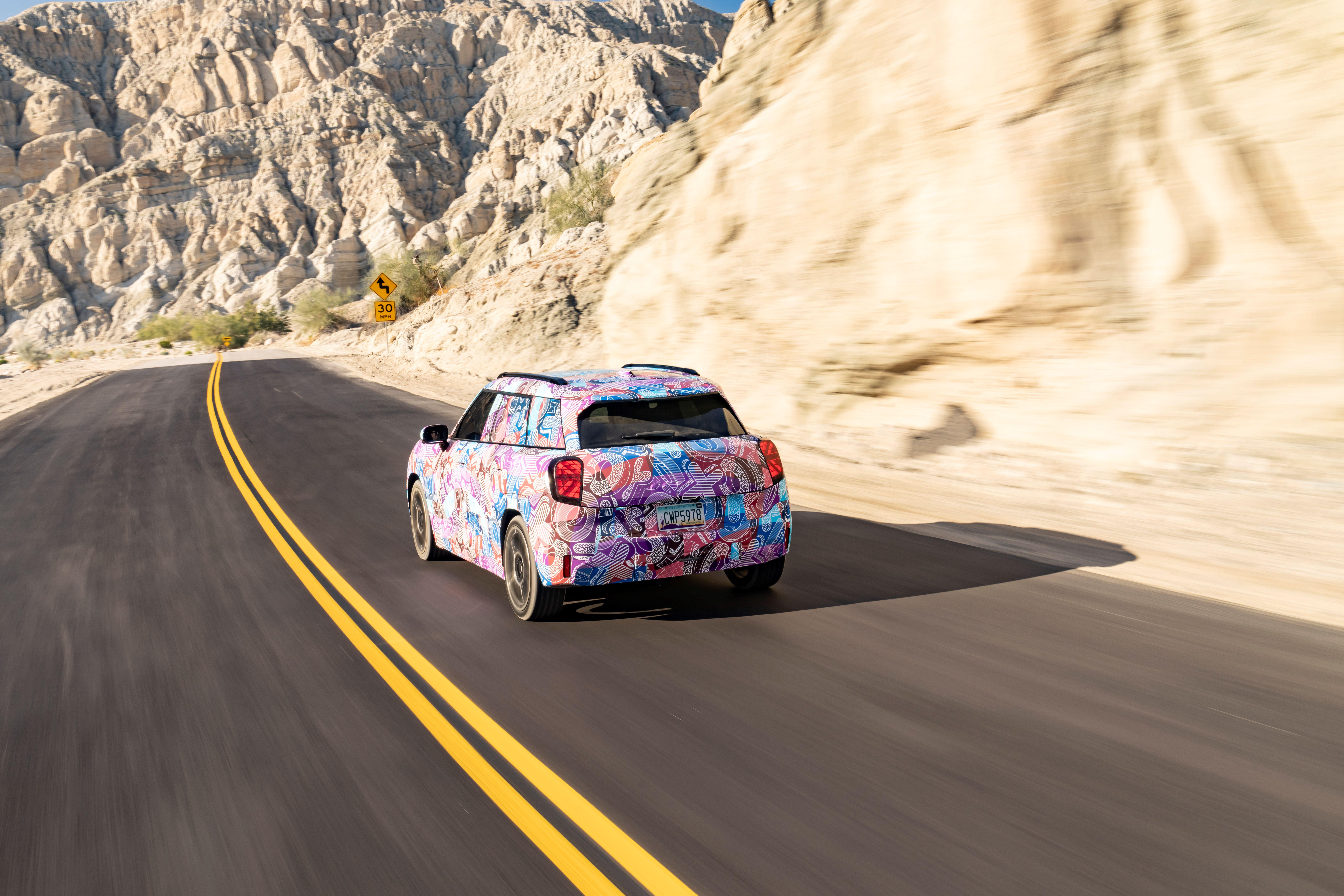 MINI Aceman車尾燈設計跟姊姊車款相似,相信也可以自選LED花紋。