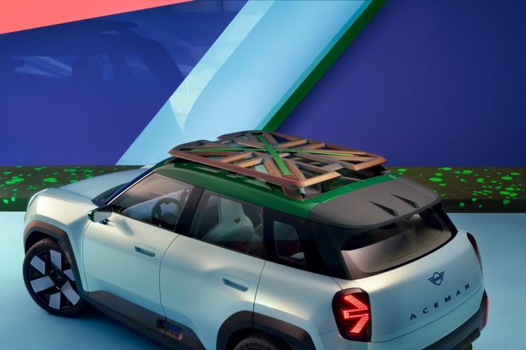 Aceman概念車的車頂架設計新穎,更在陽光下呈現不同色澤。
