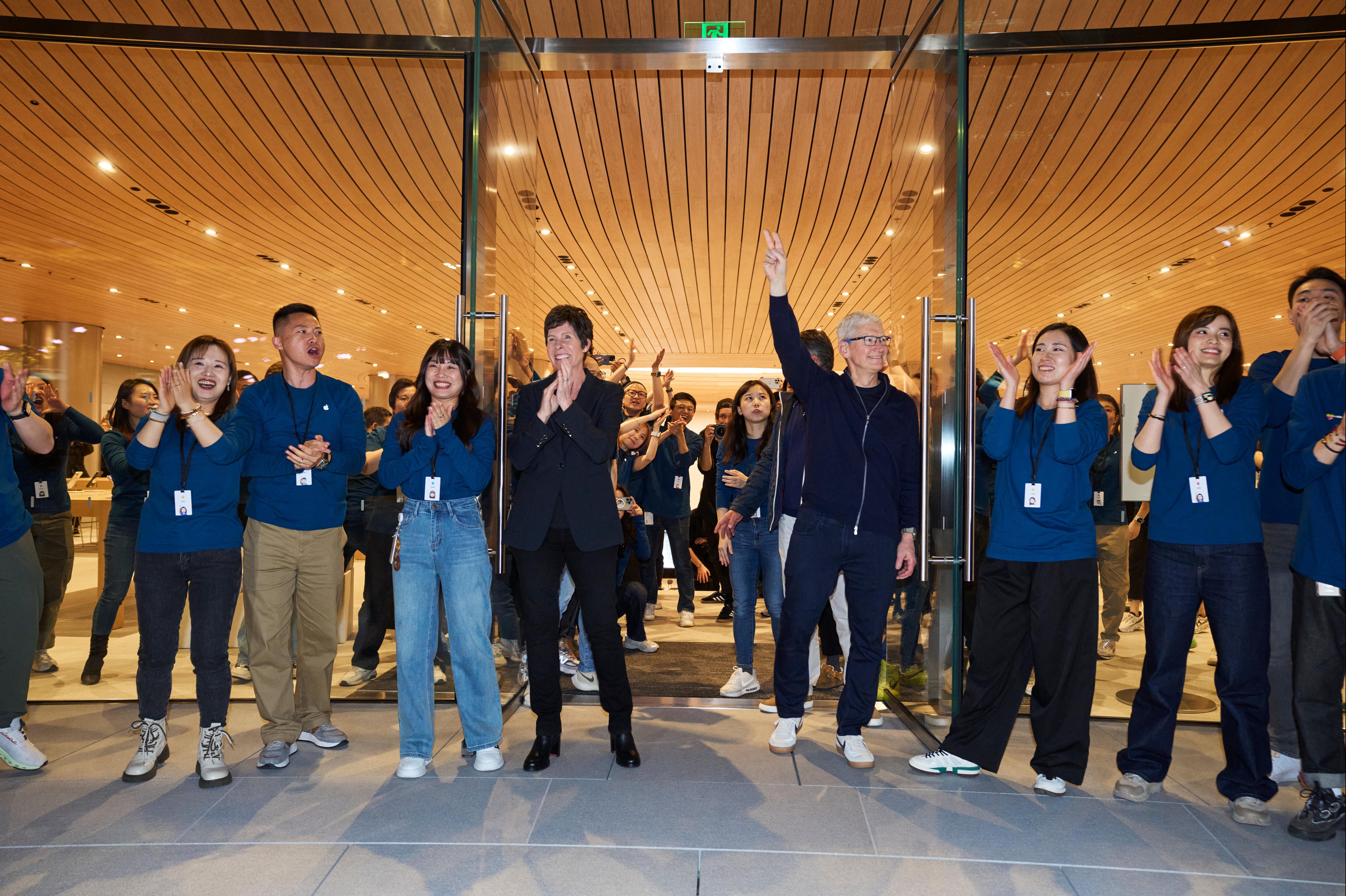 Deirdre O’Brien與Tim Cook親自接待Apple Store靜安的顧客。