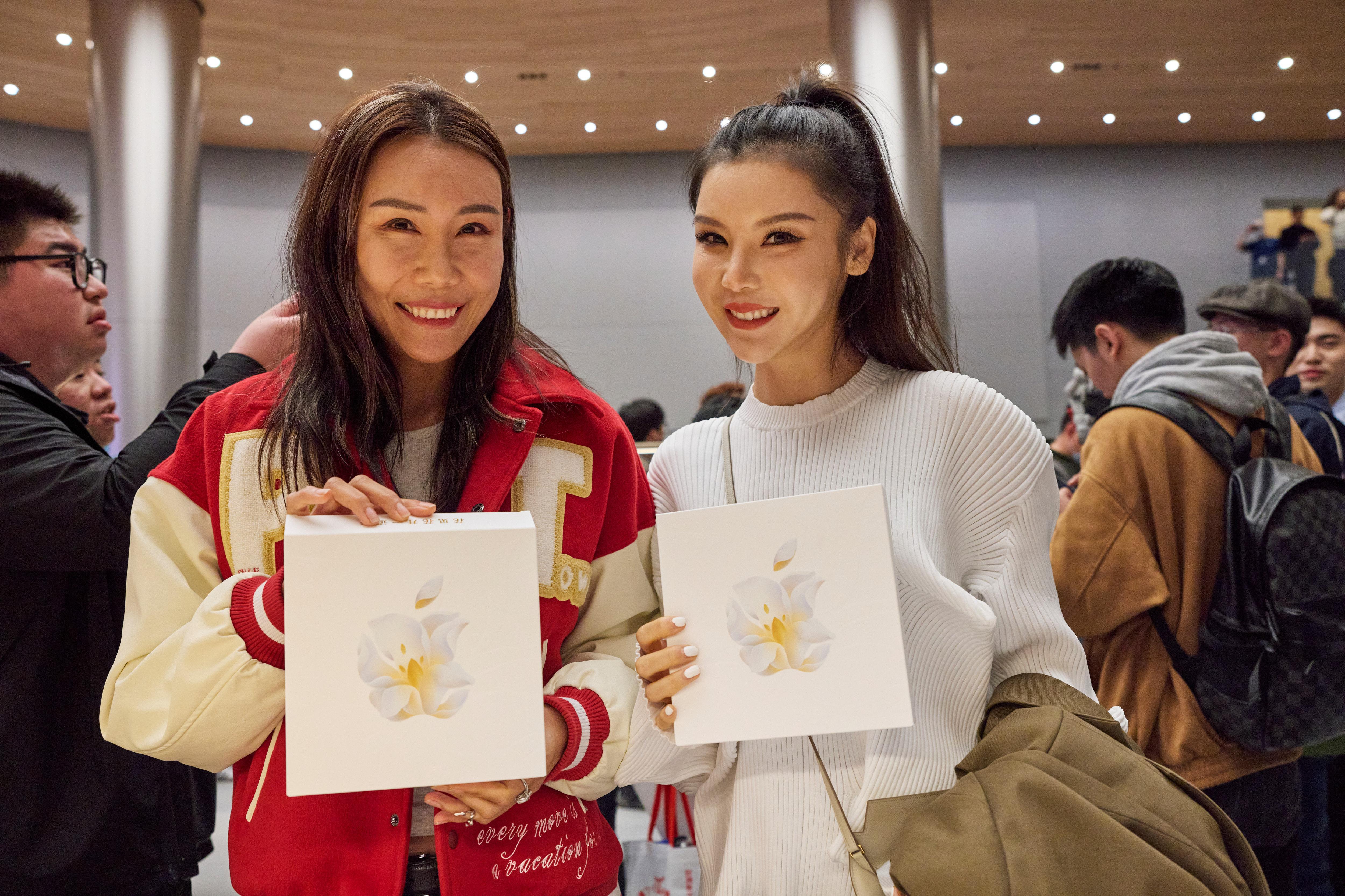 Apple Store靜安開幕派發特別紀念品給顧客。