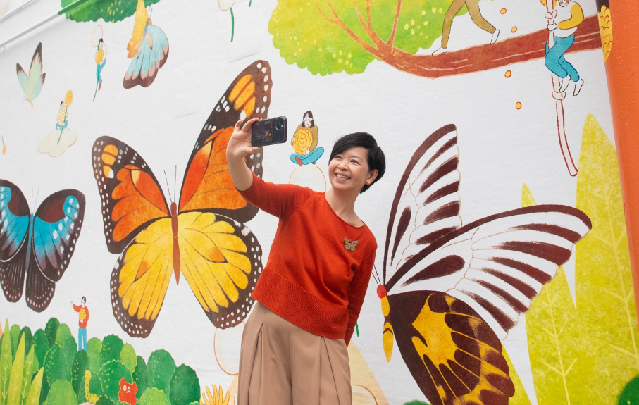 房屋局局長何永賢表示,屯門蝴蝶邨是第10條作外牆粉飾、改善設施及環境的屋邨之一。(何永賢fb)