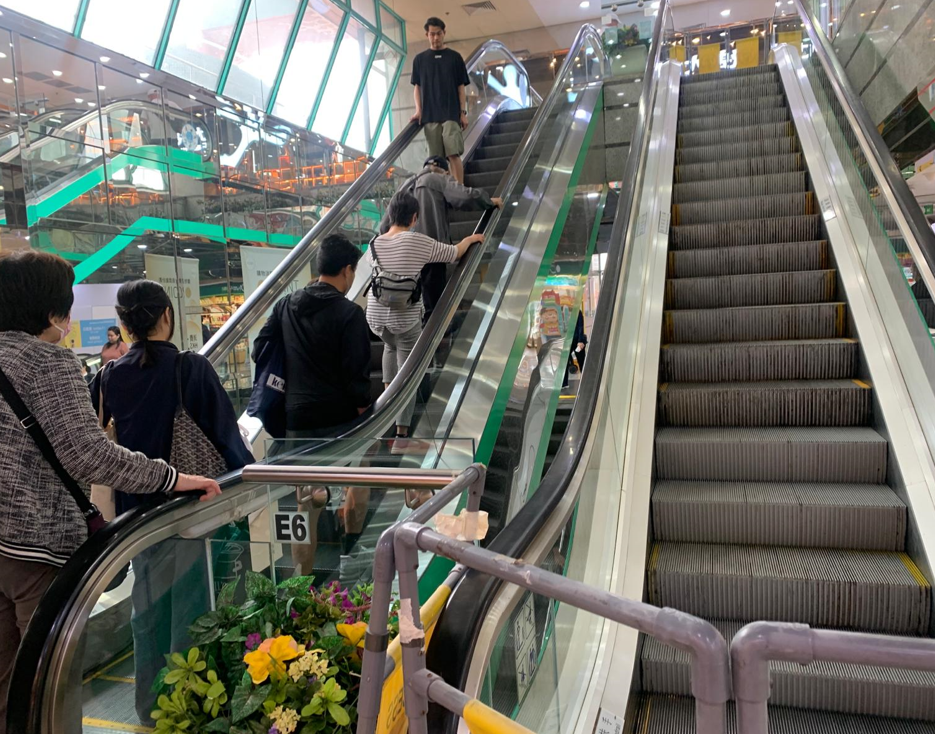 置富南區廣場近期出現商戶嚴重流失,屋苑人口老化,當天有扶手電梯停運,令長者上落非常行動不便。(《am730》記者攝)