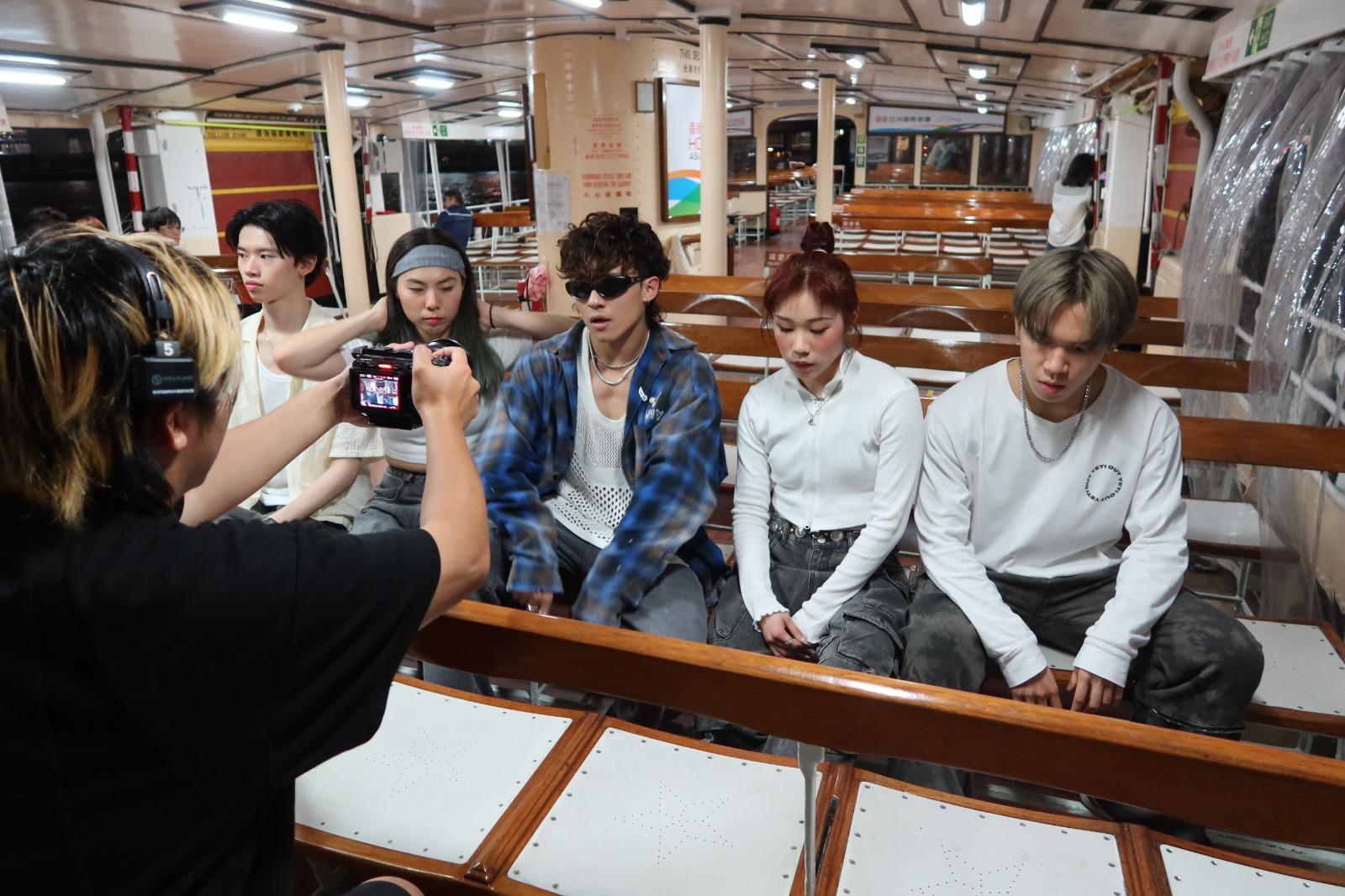 ANSONBEAN搭天星小輪拍攝,將香港特色呈現出來。