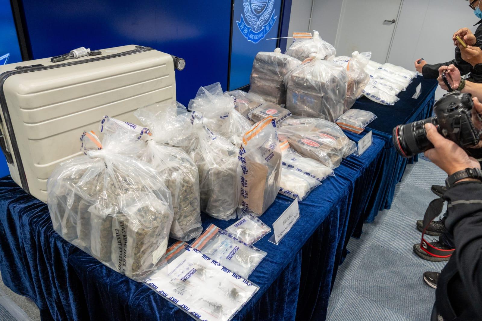 警方展示檢獲的毒品。(陳奕釗攝)