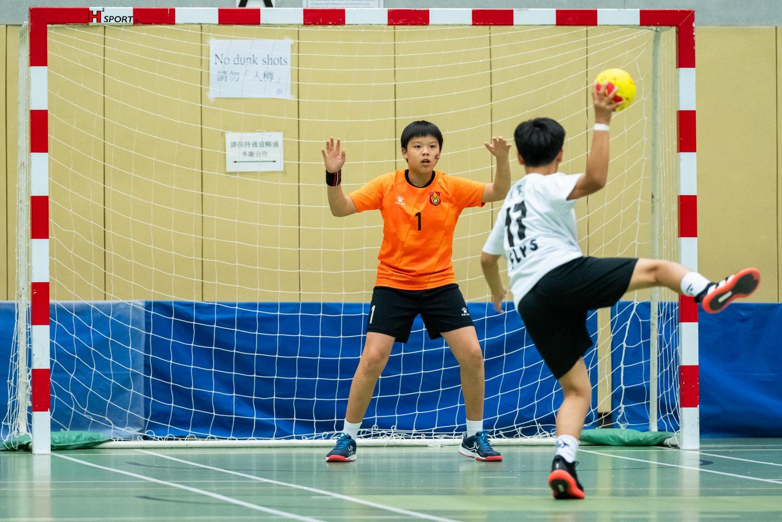 小學校際五人手球賽,拔萃男書院附屬小學洪翊天救出對方多個七公尺罰球。