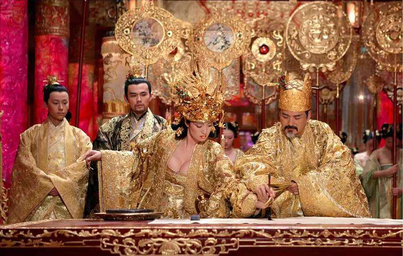 張藝謀執導的《滿城盡帶黃金甲》。