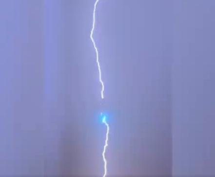 客機在空中遭雷電擊中一刻。(互聯網)