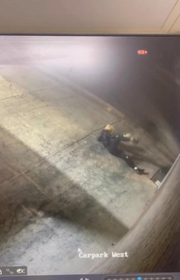 女賊人爆竊前,先做劇烈瑜伽伸展運動熱身。(互聯網)