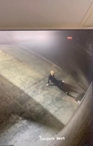 女賊人爆竊前,先做劇烈瑜伽伸展運動熱身。(互聯網)