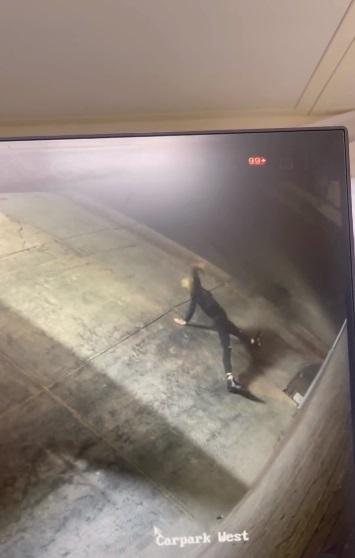 女賊人爆竊前,先做劇烈瑜伽伸展運動熱身。(互聯網)