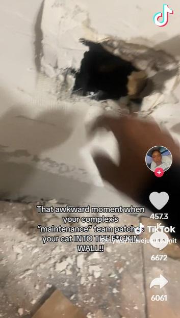 用手猛搣牆壁。(互聯網)