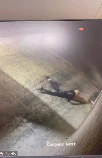 女賊人爆竊前,先做劇烈瑜伽伸展運動熱身。(互聯網)