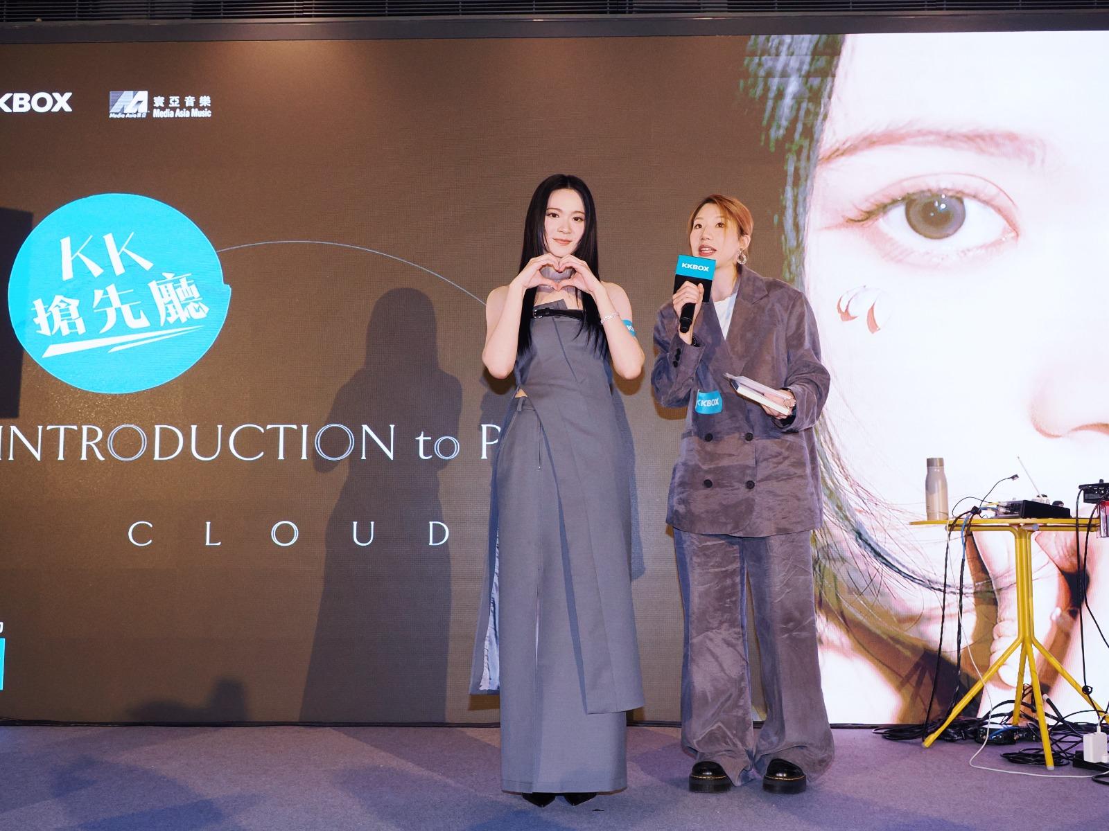 雲浩影為Fans現場演繹新碟作品。