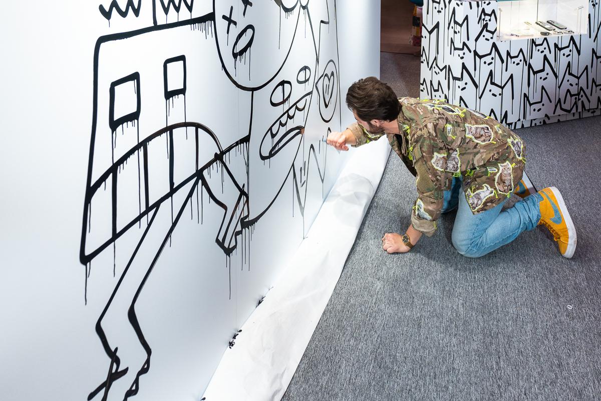 Coolman即席揮毫,創作一整幅壁畫。