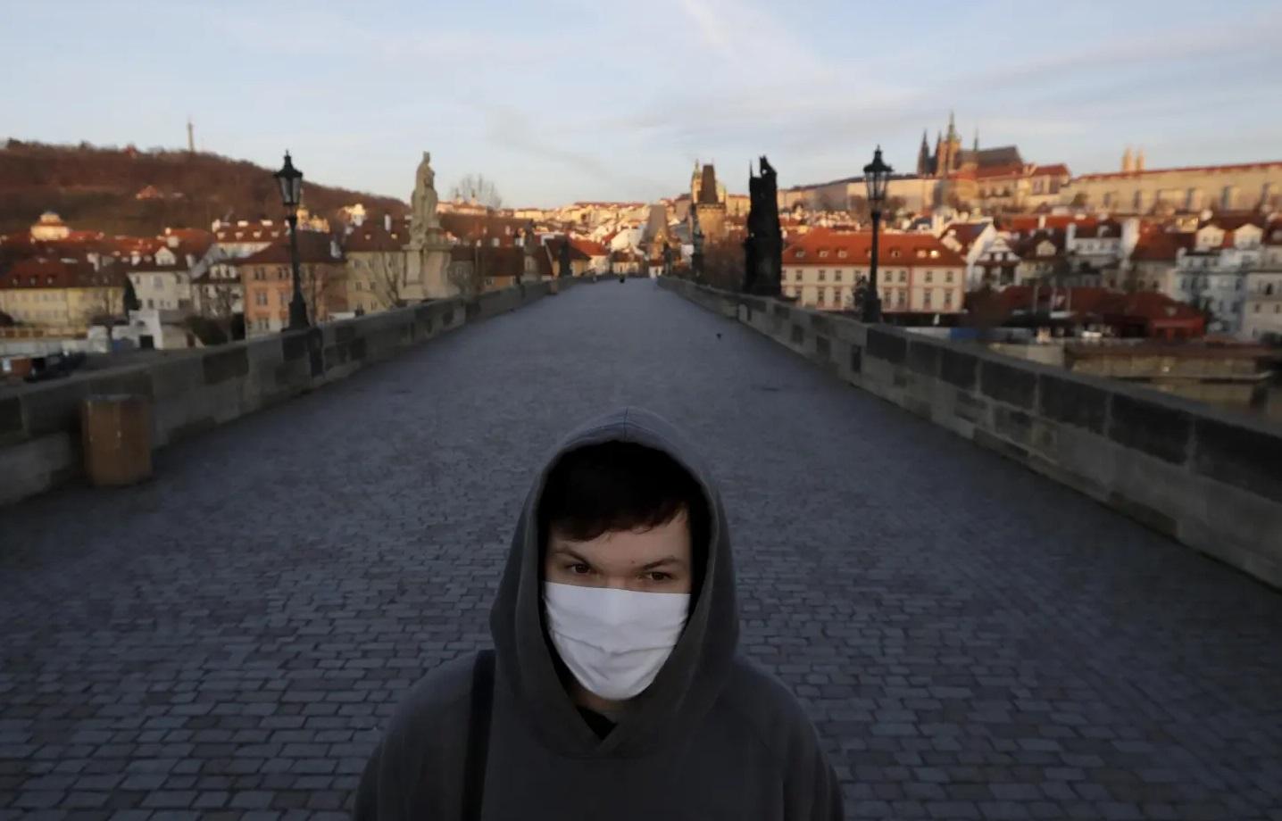 圖為布拉格民眾於新冠疫情期間戴口罩防疫。(資料圖片)