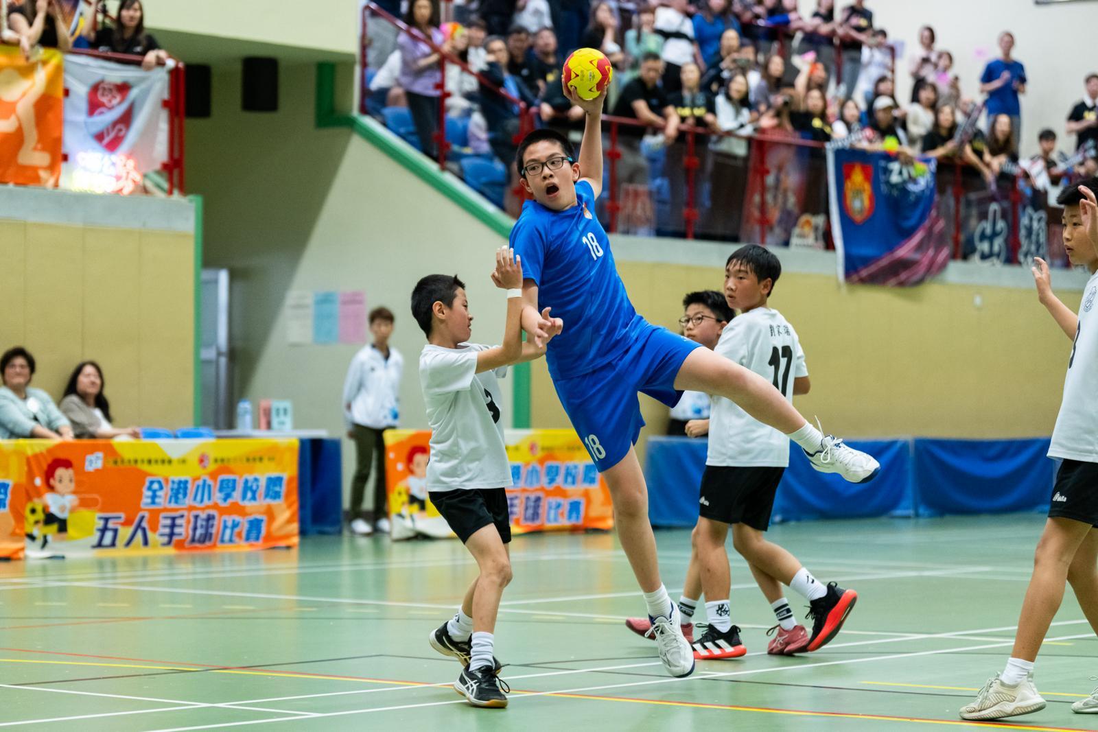 小學校際五人手球賽,簡天佑多次殺入禁區得分。