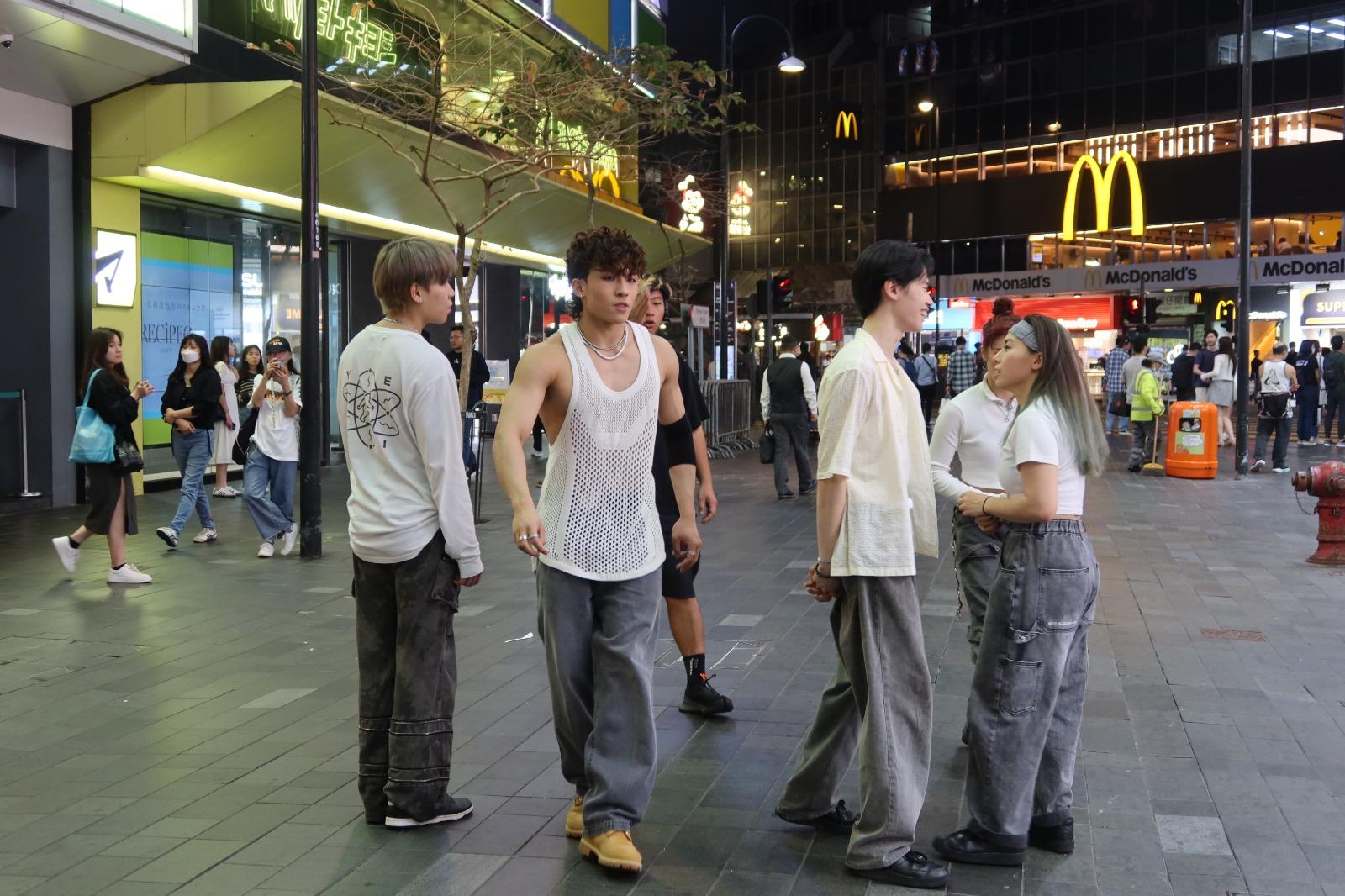 ANSONBEAN現身銅鑼灣街頭曬肌肉。