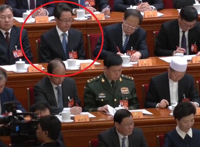 直播畫面可見剛被免去全國政協副秘書長職務的前港澳辦主任張曉明有出席開幕式,並在主席台第五排就坐。