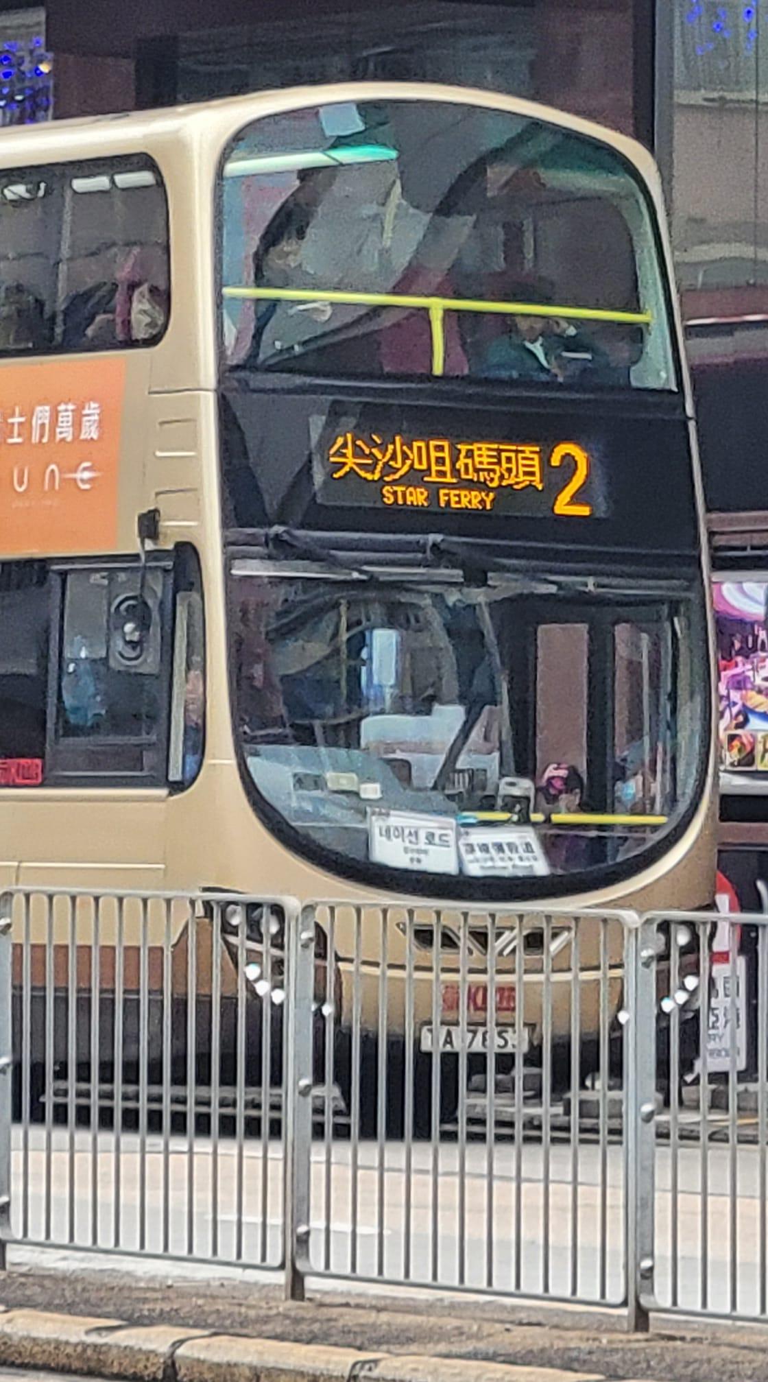 九巴在2號及6號路線的巴士車頭擺放韓語路線資訊牌。(是日快快-巴士即日相fb討論區/TP Leo)