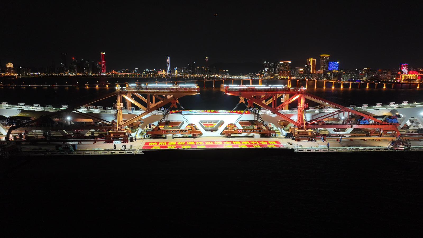 澳氹四橋自2020年3月26日正式開工,於本月12日晚上順利合龍,大橋主線全長3.085公里,其中跨海段長約2.9公里。