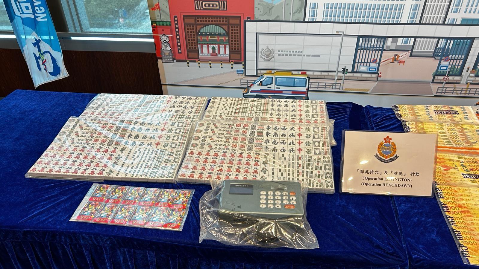 警方檢獲大量現金及物品。