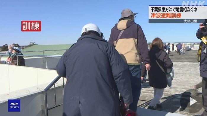 千葉縣近日參加地震與海嘯避難演習的民眾明顯增加。圖為居民按指示前往避難所屋頂。(互聯網)