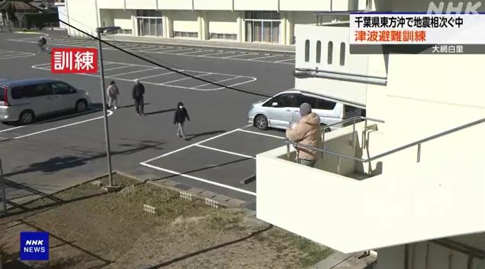 千葉縣近日參加地震與海嘯避難演習的民眾明顯增加。圖為居民按指示前往避難所。(互聯網)