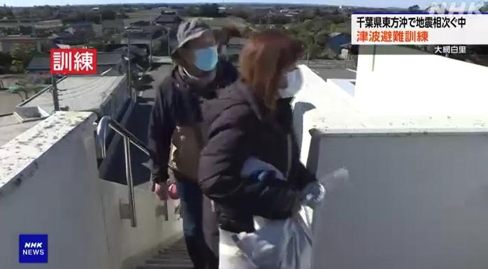 千葉縣近日參加地震與海嘯避難演習的民眾明顯增加。圖為居民按指示前往避難所屋頂等候。(互聯網)