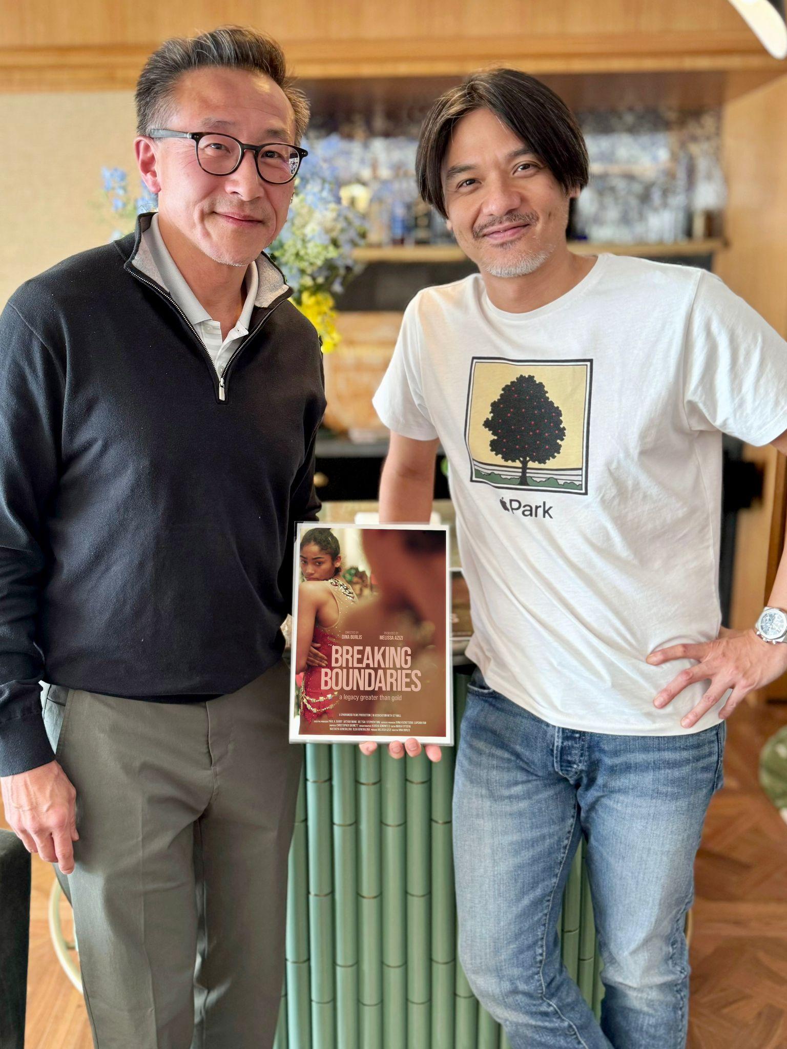 馮德倫跟阿里巴巴集團主席蔡崇信的合照,宣布參與紀錄片《Breaking Boundaries》的拍攝項目。