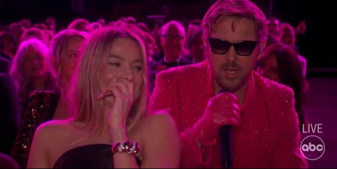 賴恩高斯寧坐在瑪歌羅比後面chok爆獻唱,令女方不禁喪笑。