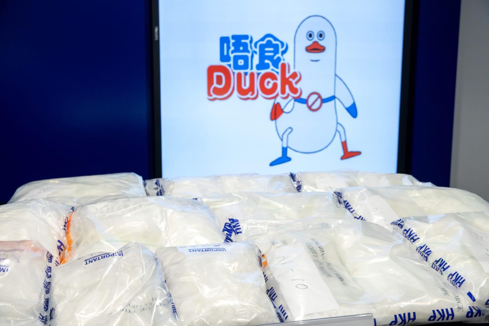 警方展示檢獲的毒品。(陳奕釗攝)