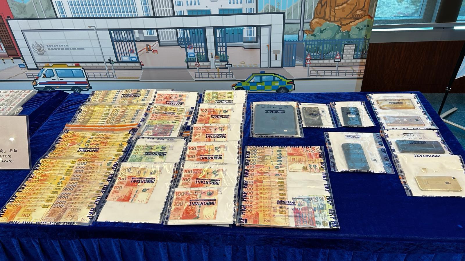 警方檢獲大量現金及物品。