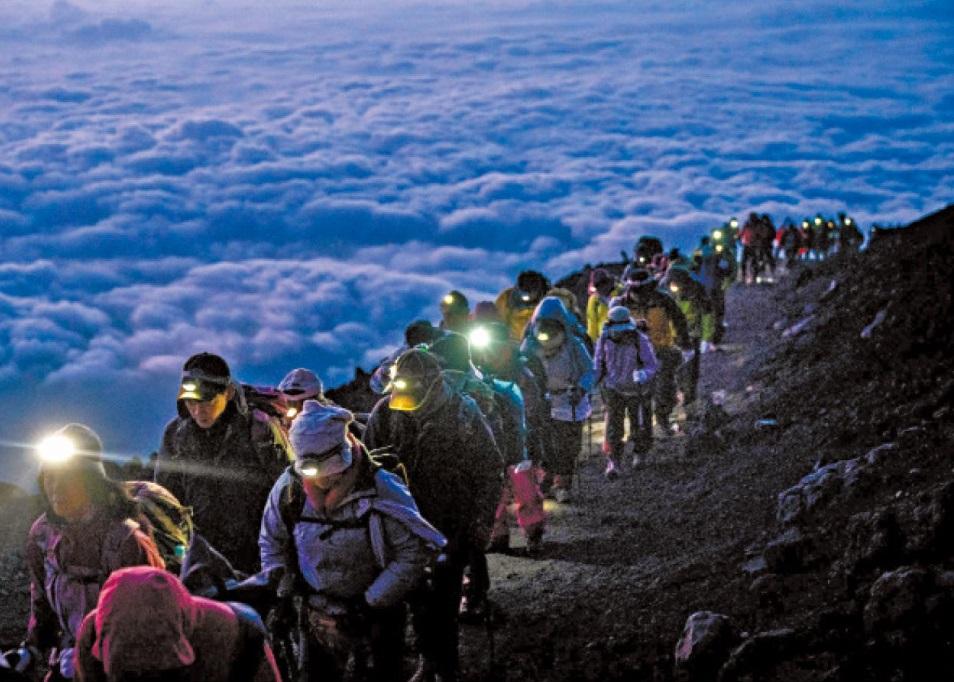 富士山登山客摸黑攻頂。(互聯網)