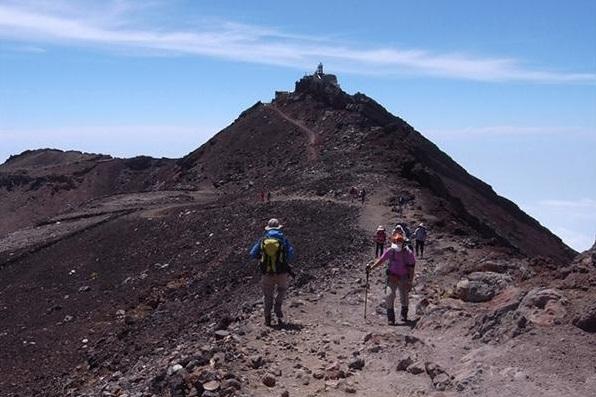 愈來愈多人挑戰單日夜攻登頂富士山。(互聯網)