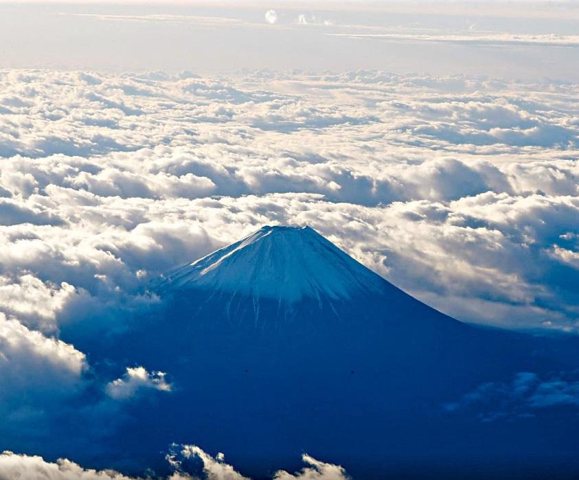 自日本疫後開關以來,富士山有人滿之患。(互聯網)