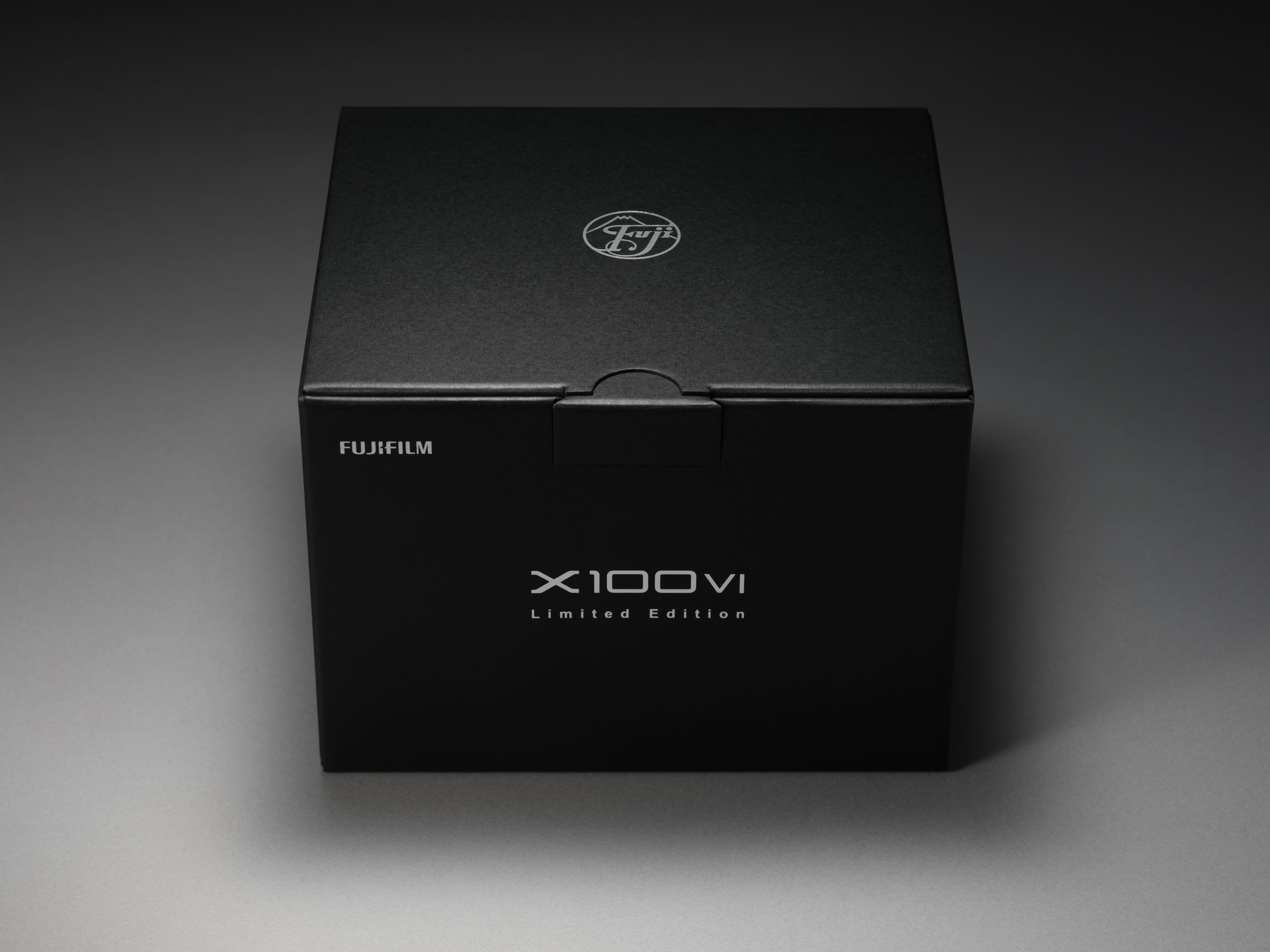 FUJIFILM X100VI 相機|紙盒寫上限量版及印上獨有復古 Logo,份外珍貴。