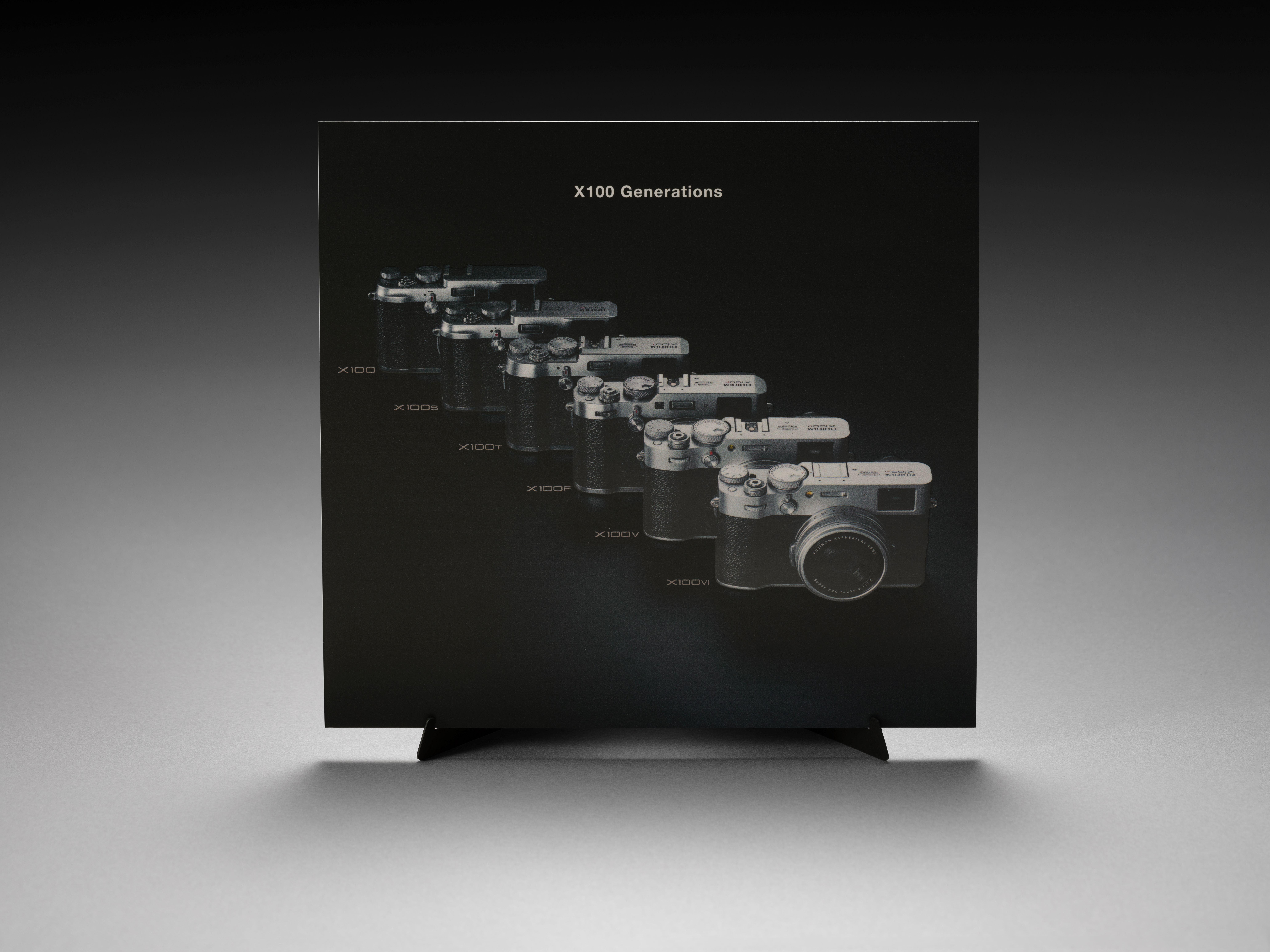 FUJIFILM X100VI 相機|附上印有 X100 系列及 Logo 演變的歷史卡。